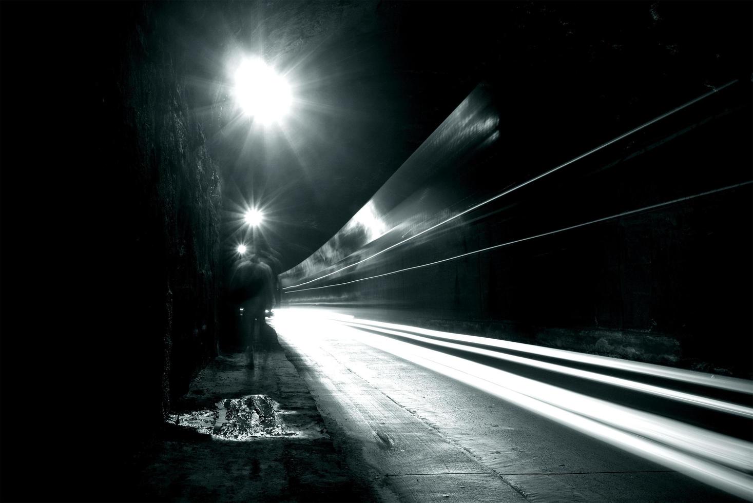 een donkere tunnel met lichte sporen foto