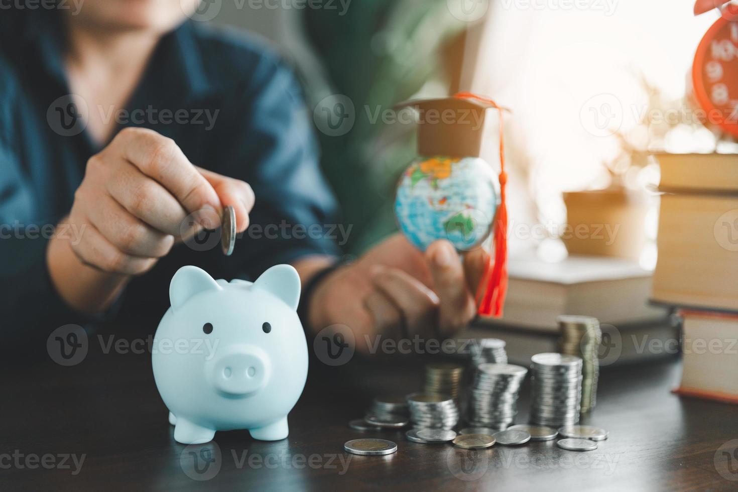 hand- zetten munten in een varkentje bank. concept van besparing geld voor een beurs naar studie Buitenland Bij een Universiteit niveau. financieel planning accounting ideeën voor toekomst onderwijs. foto