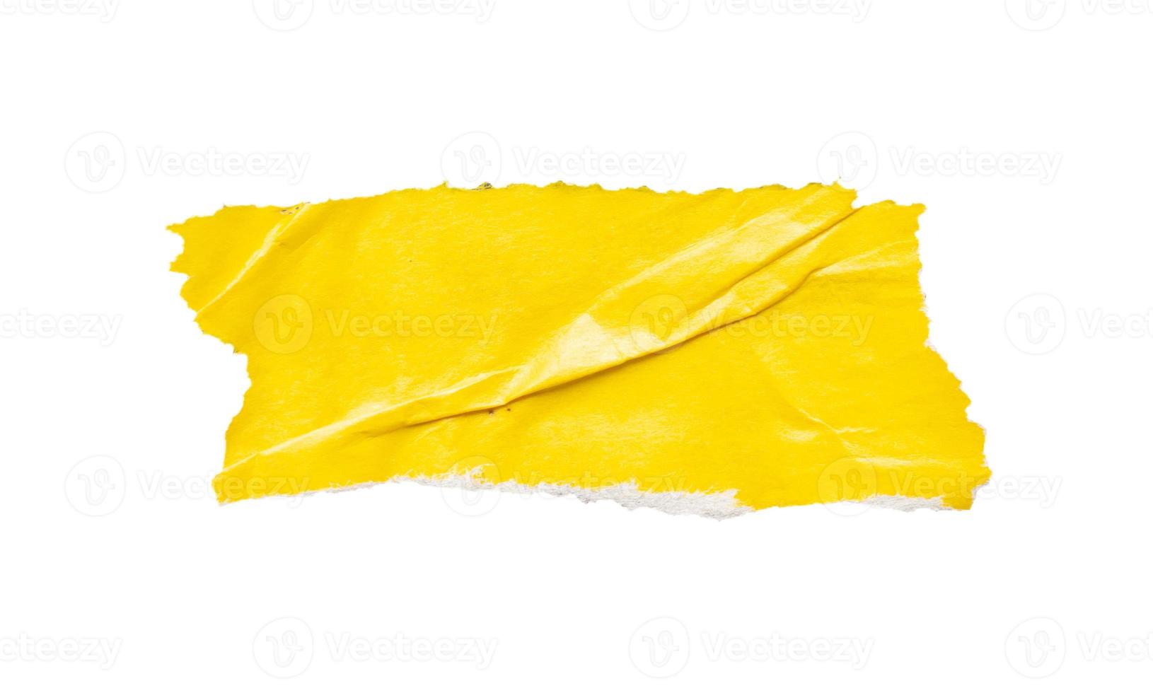 stuk van geel papier scheur geïsoleerd Aan wit achtergrond foto