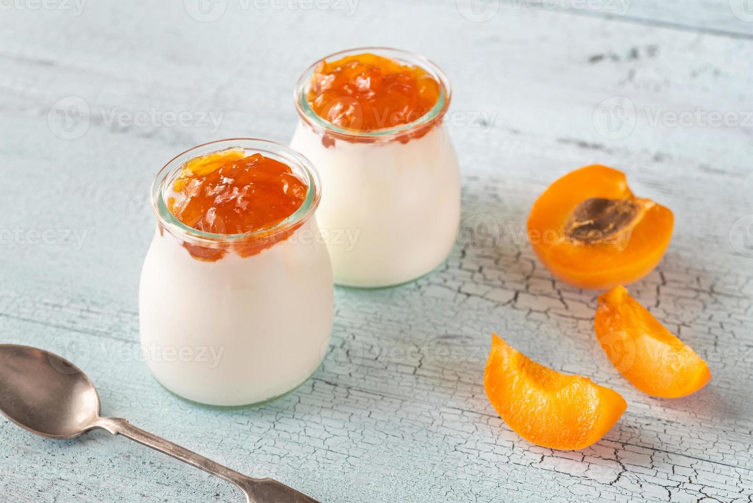 twee potten van Grieks yoghurt met abrikoos foto