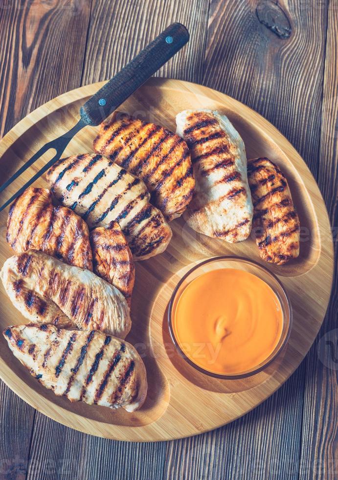 gegrilde kipfilet op het houten dienblad foto