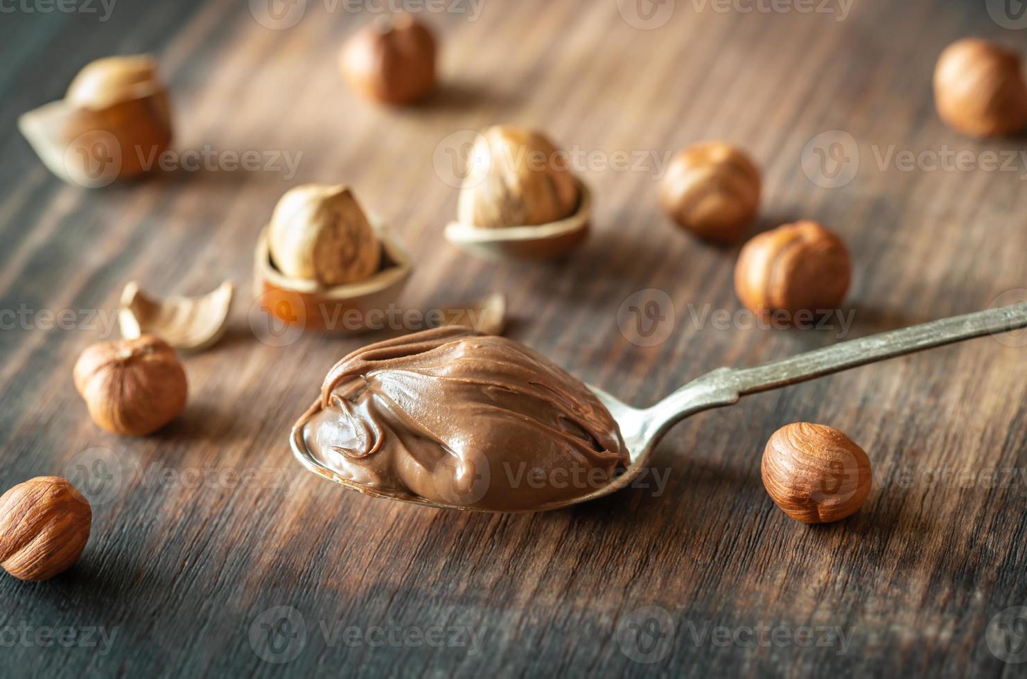 lepel van chocola Plakken met hazelnoten foto