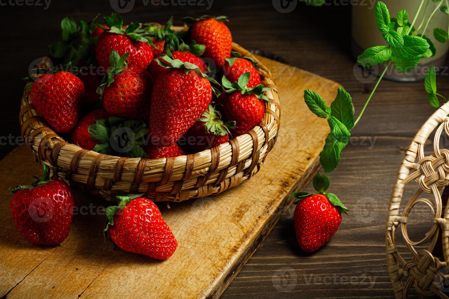 aardbeien in houten schaal. vers mooi hoor aardbeien Aan houten tafel. foto