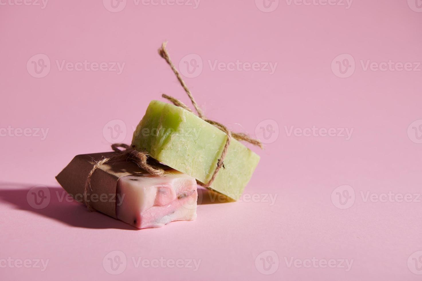 handgemaakt biologisch zeep bars met natuurlijk ingrediënten Aan geïsoleerd roze achtergrond. gezond levensstijl en lichaam zorg concept foto