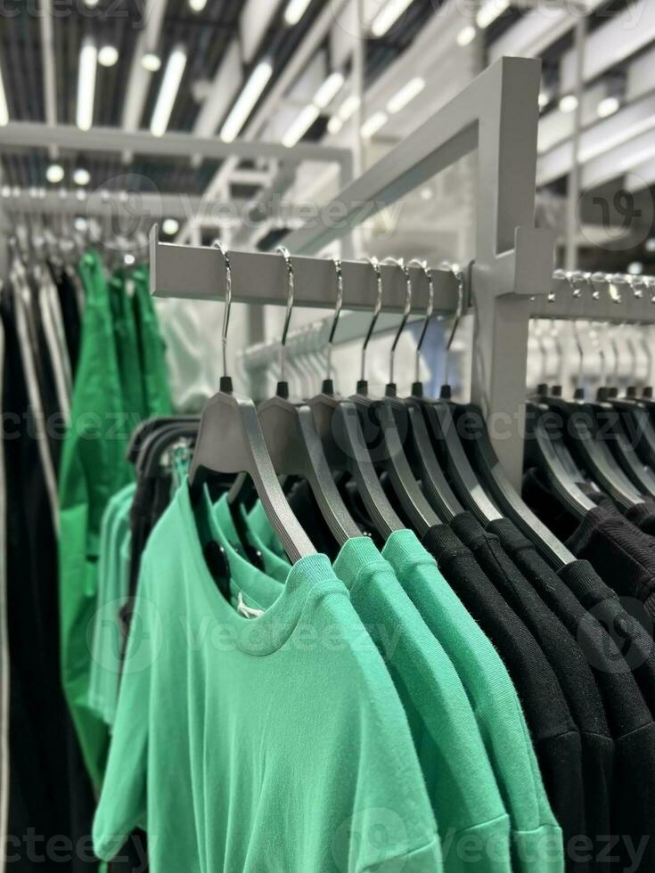 kleren Aan hangers in de op te slaan. groot assortiment van boodschappen doen mode. een beeld van een garderobe. foto