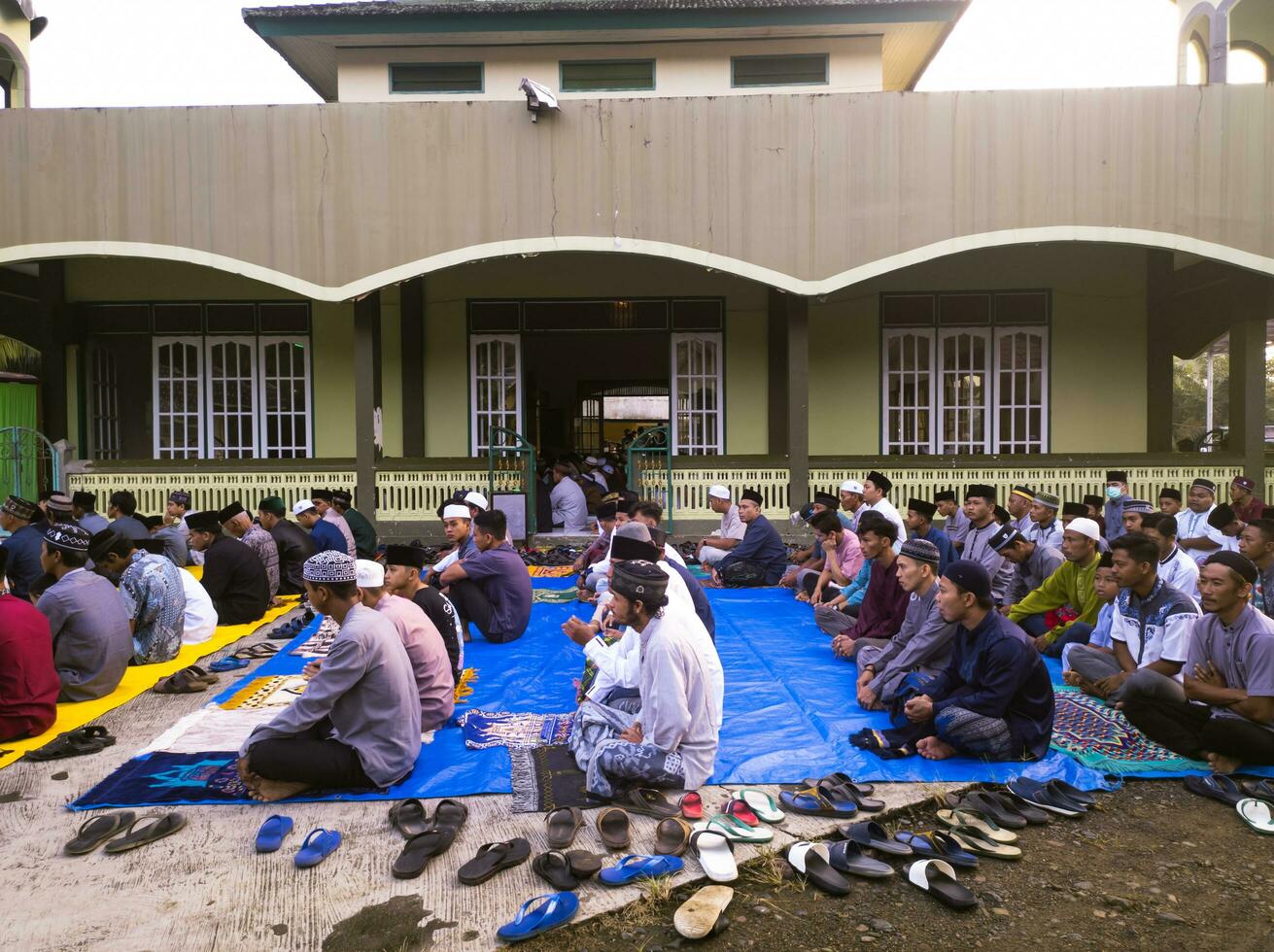 kuaro Kalimantan timur, Indonesië 22 april 2023. moslim aanbidders wie zullen uitvoeren de eid al-fitr gebed Aan de terras van de moskee foto