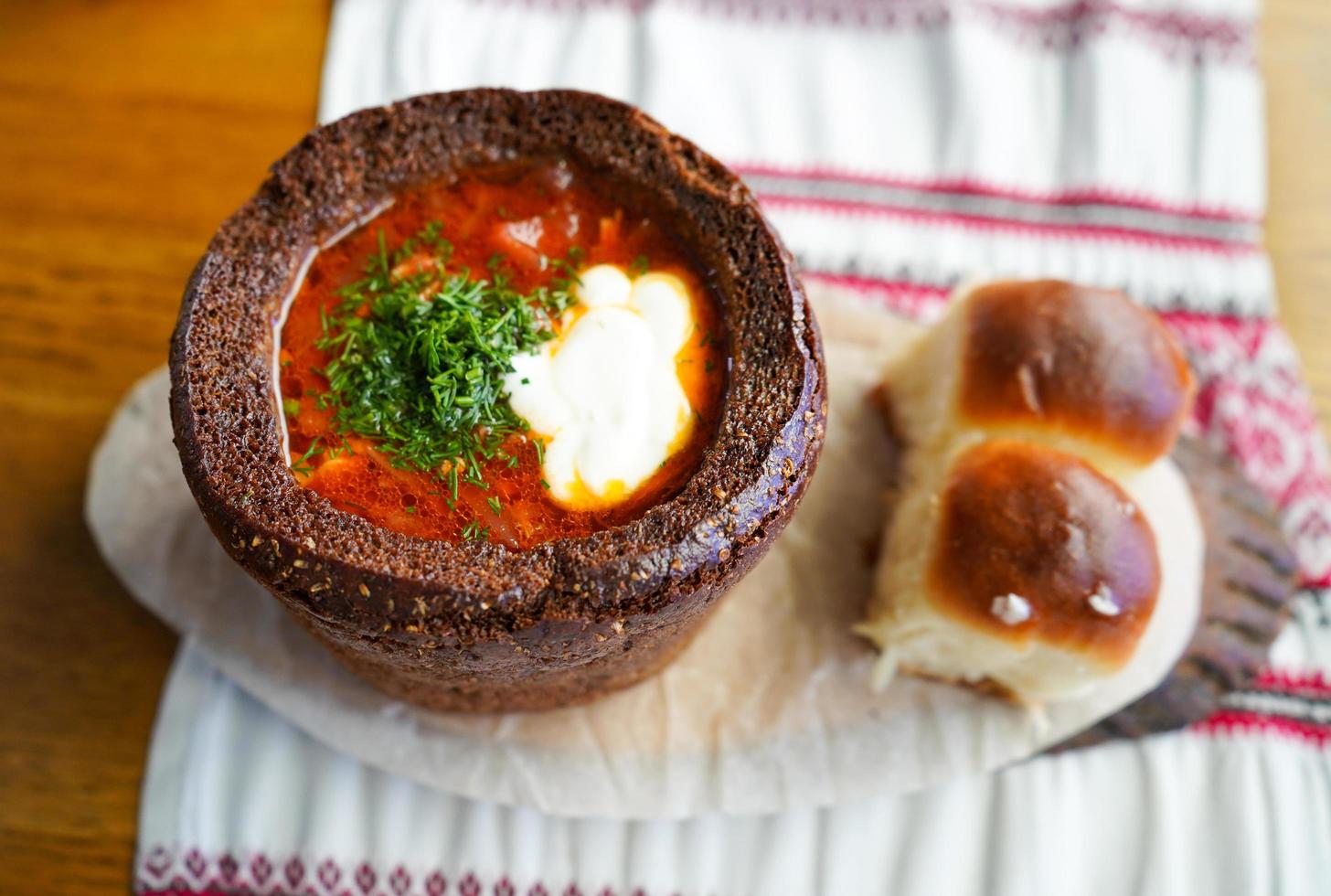 borsjt in zwart brood met dumplings foto