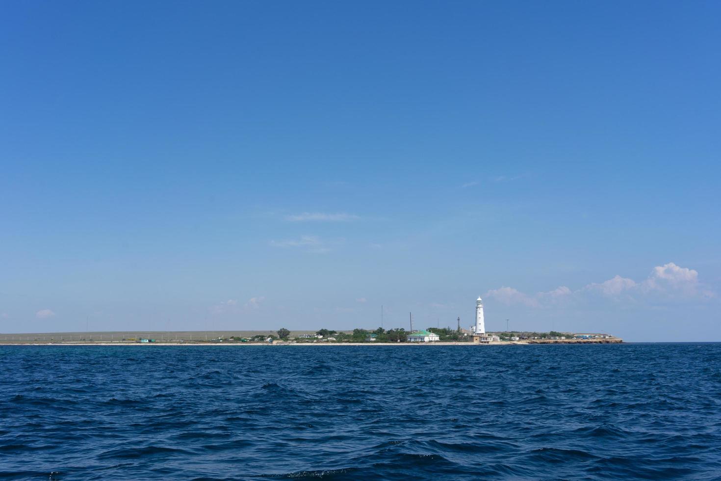 marien landschap met uitzicht op de kustlijn van de kaap van de tarkhankut foto