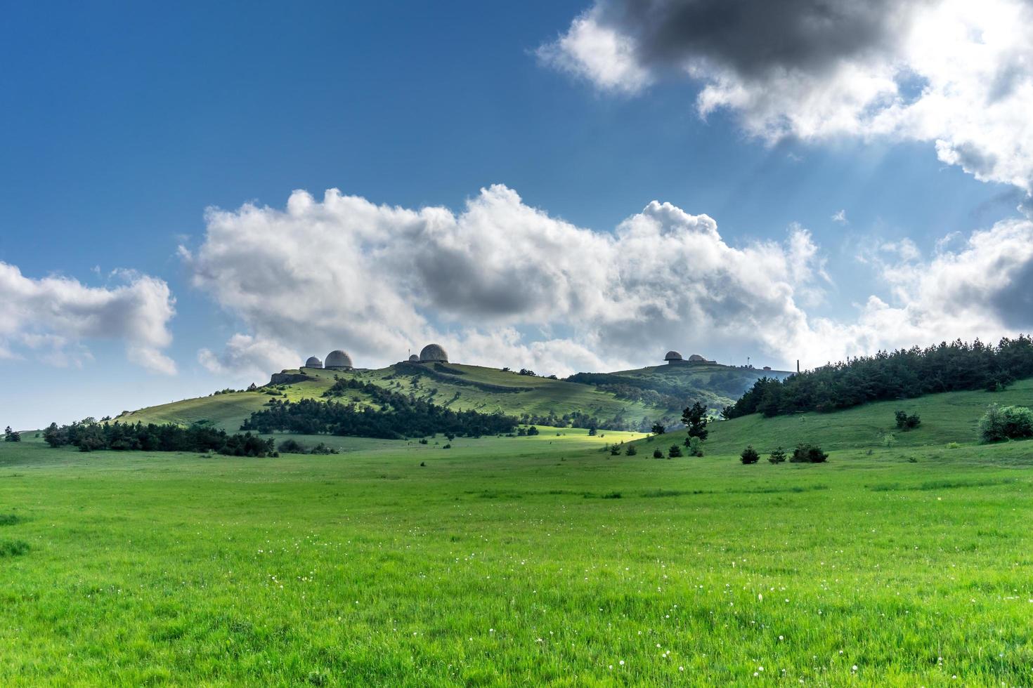 een enorm groen grasveld onder de blauwe hemel foto