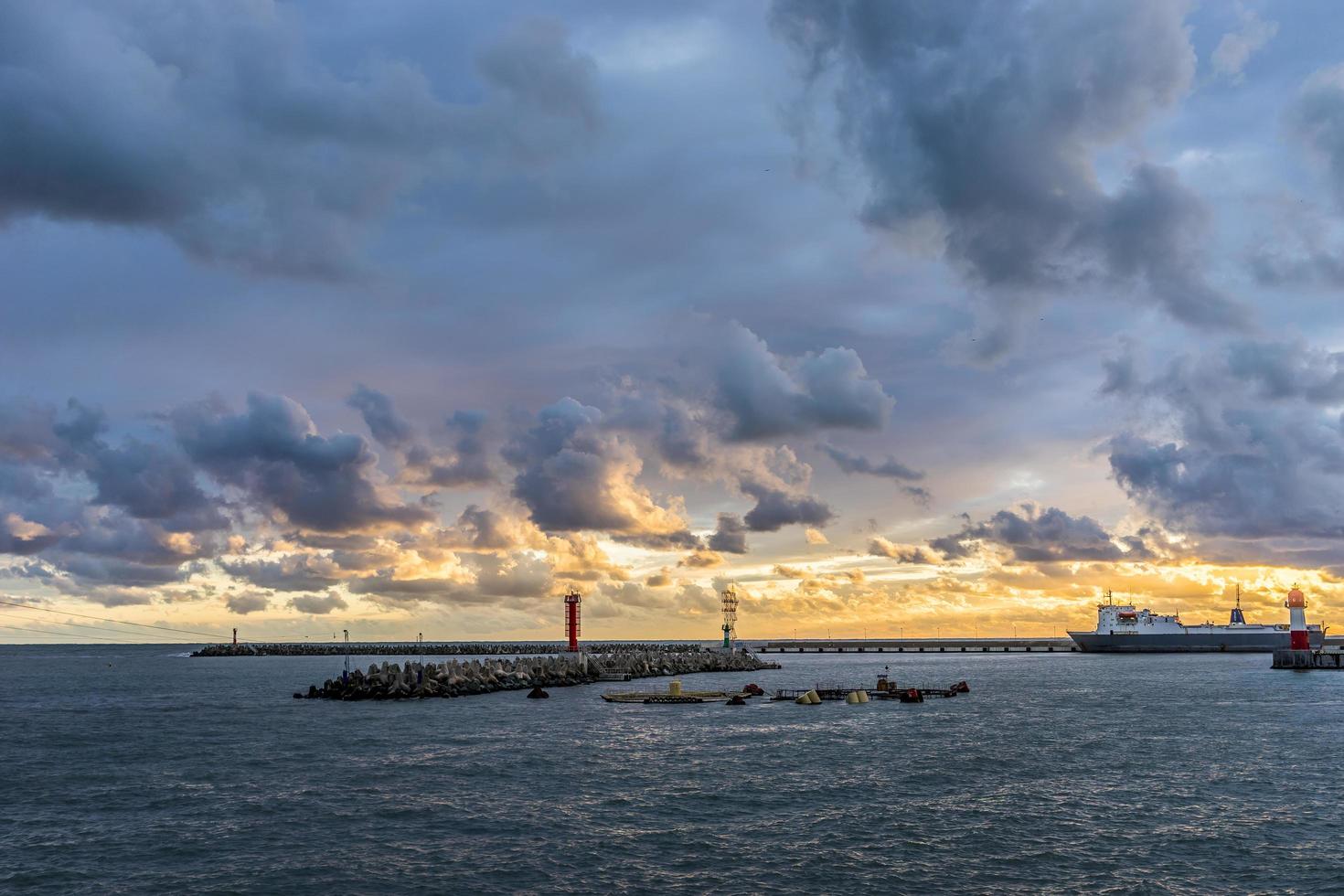 dramatische zonsondergang boven de zee op een herfstavond in Sotsji foto