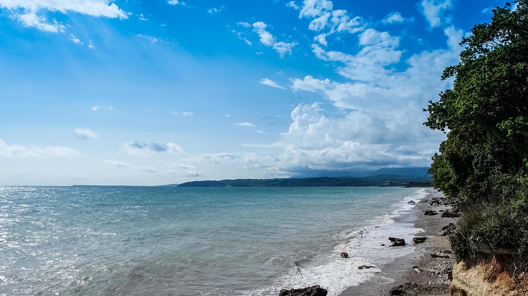 zeegezicht met een kiezelstrand in Abchazië foto