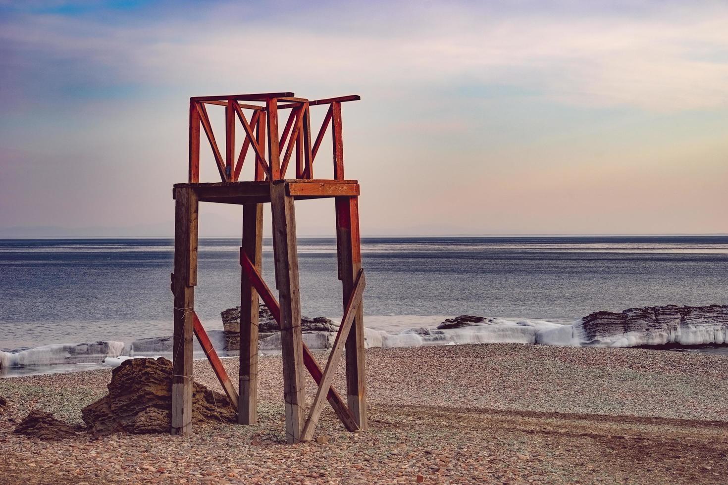 marien landschap met uitzicht op glazen strand. foto