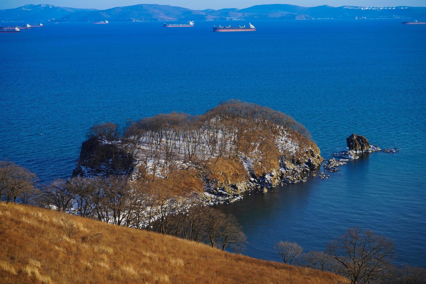 natuurlijk landschap met uitzicht op de nakhodka-baai. foto