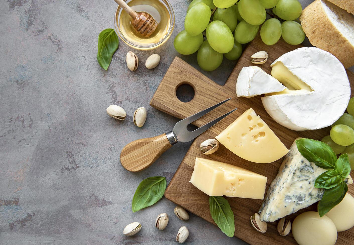 verschillende soorten kaas en snacks foto