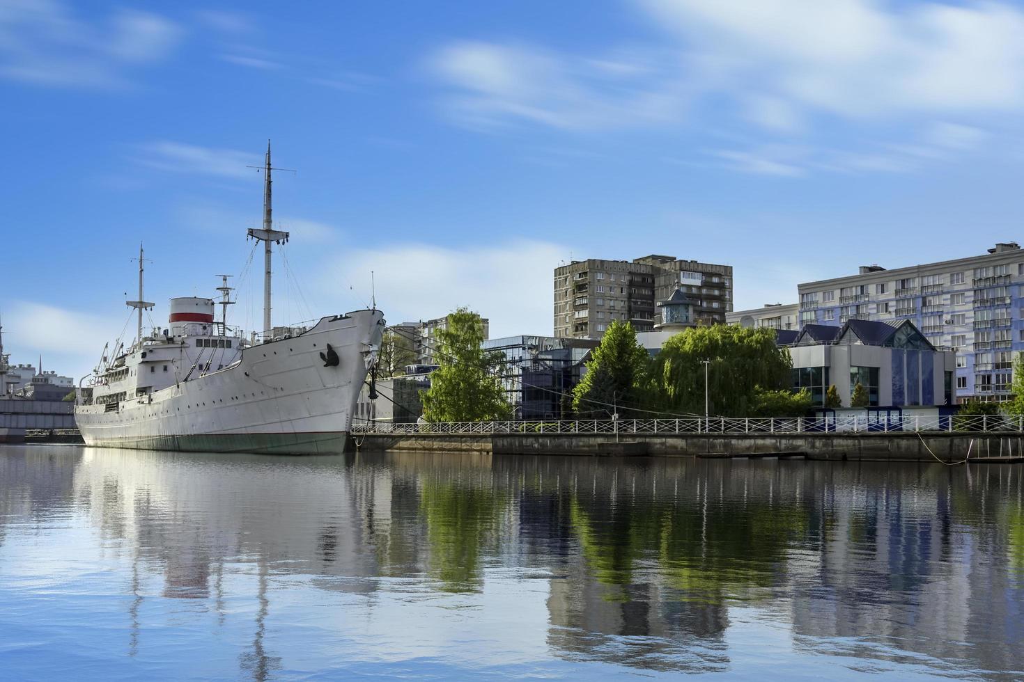 kaliningrad stadslandschap met uitzicht op de pregolya rivier foto