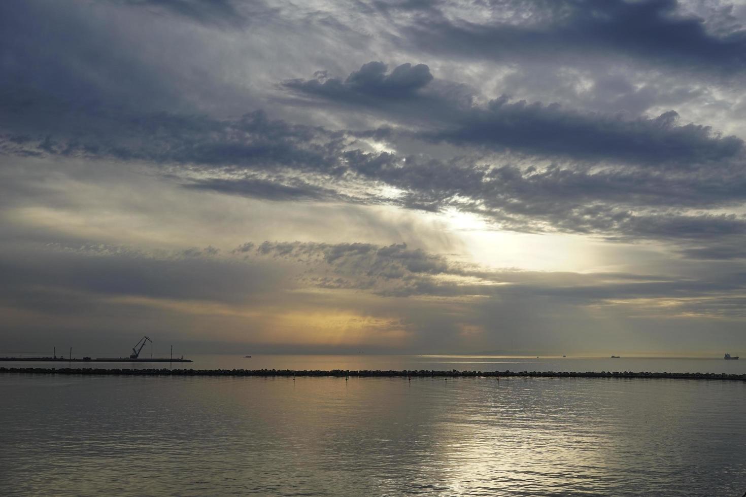 zeegezicht met een dramatische avondlucht. foto