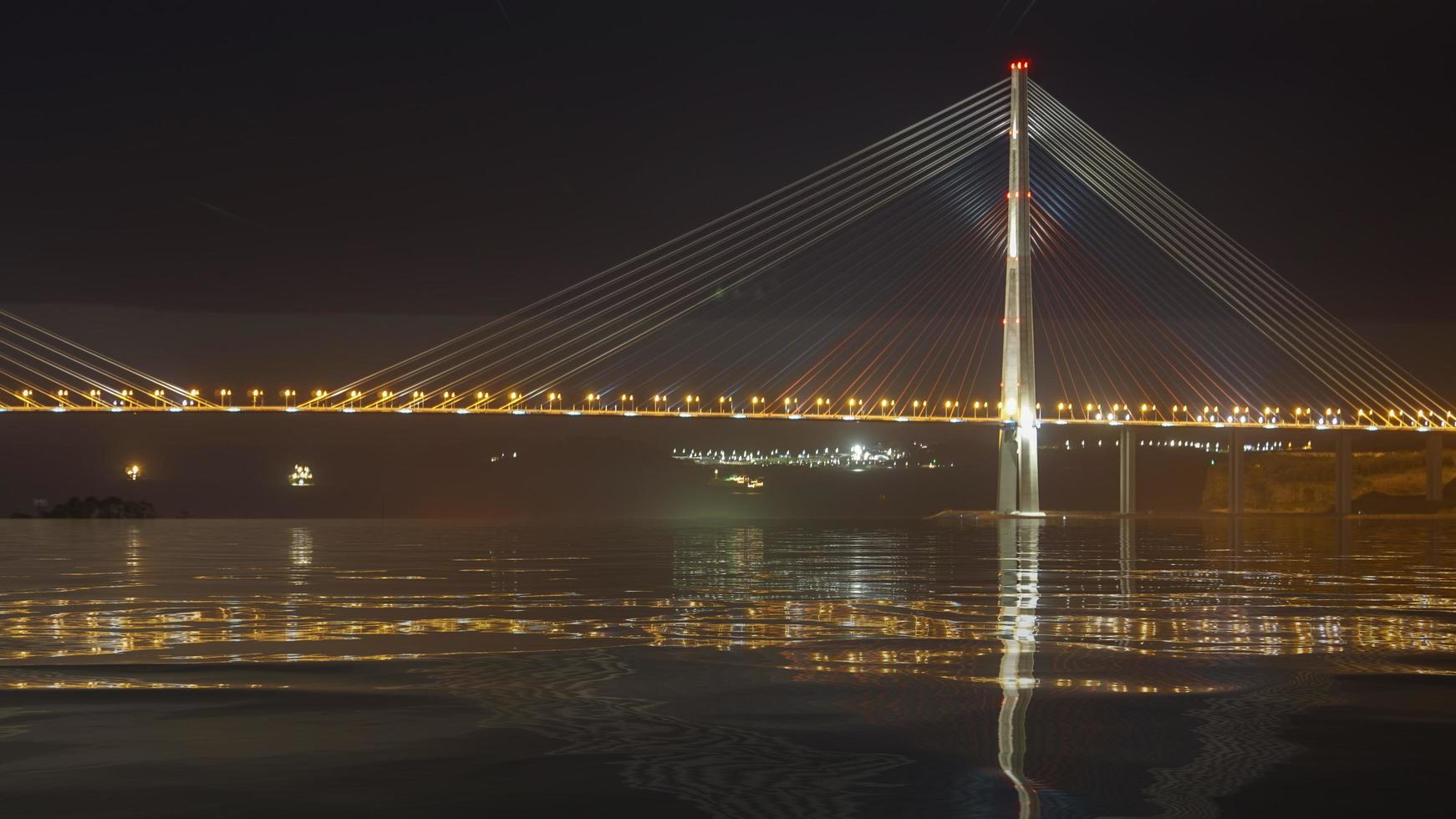 Russische brug tegen de nachtelijke hemel. foto