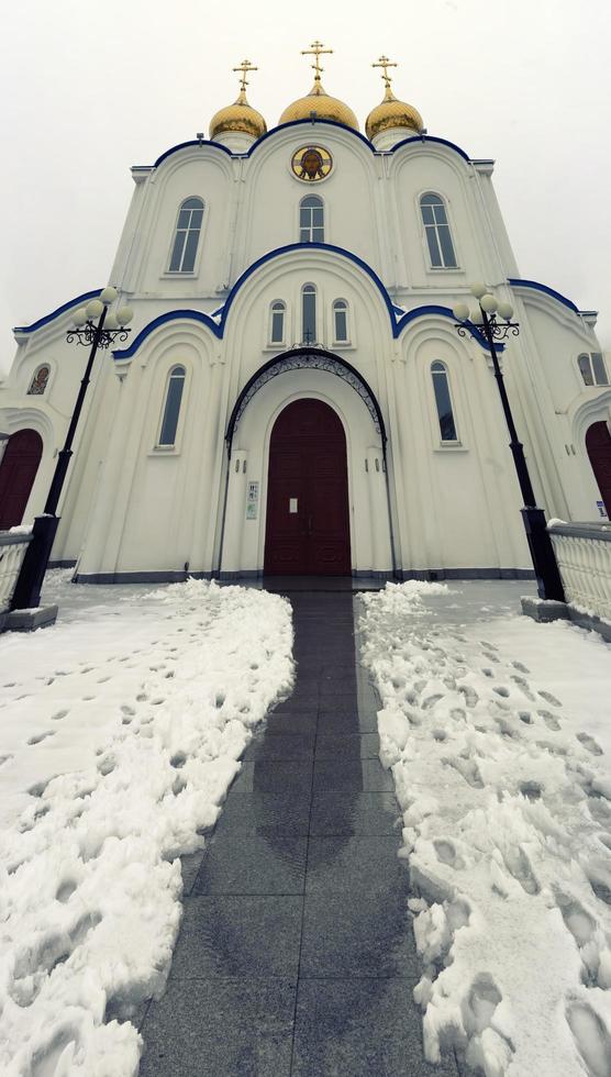verticaal panorama van de kathedraal in Petropavlovsk-Kamchatsky, Rusland. foto