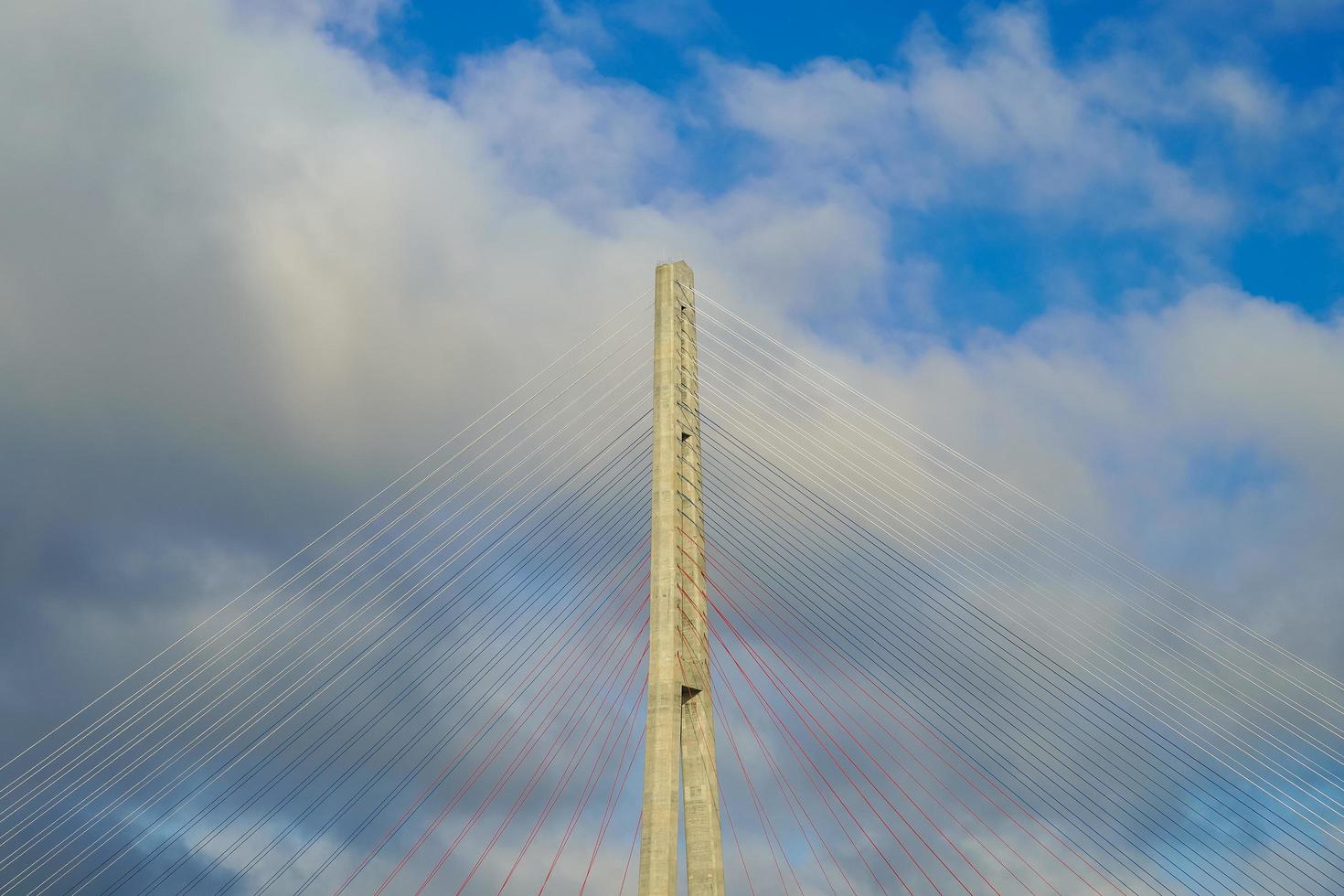 pylonen van de Russische brug tegen de blauwe hemel. foto