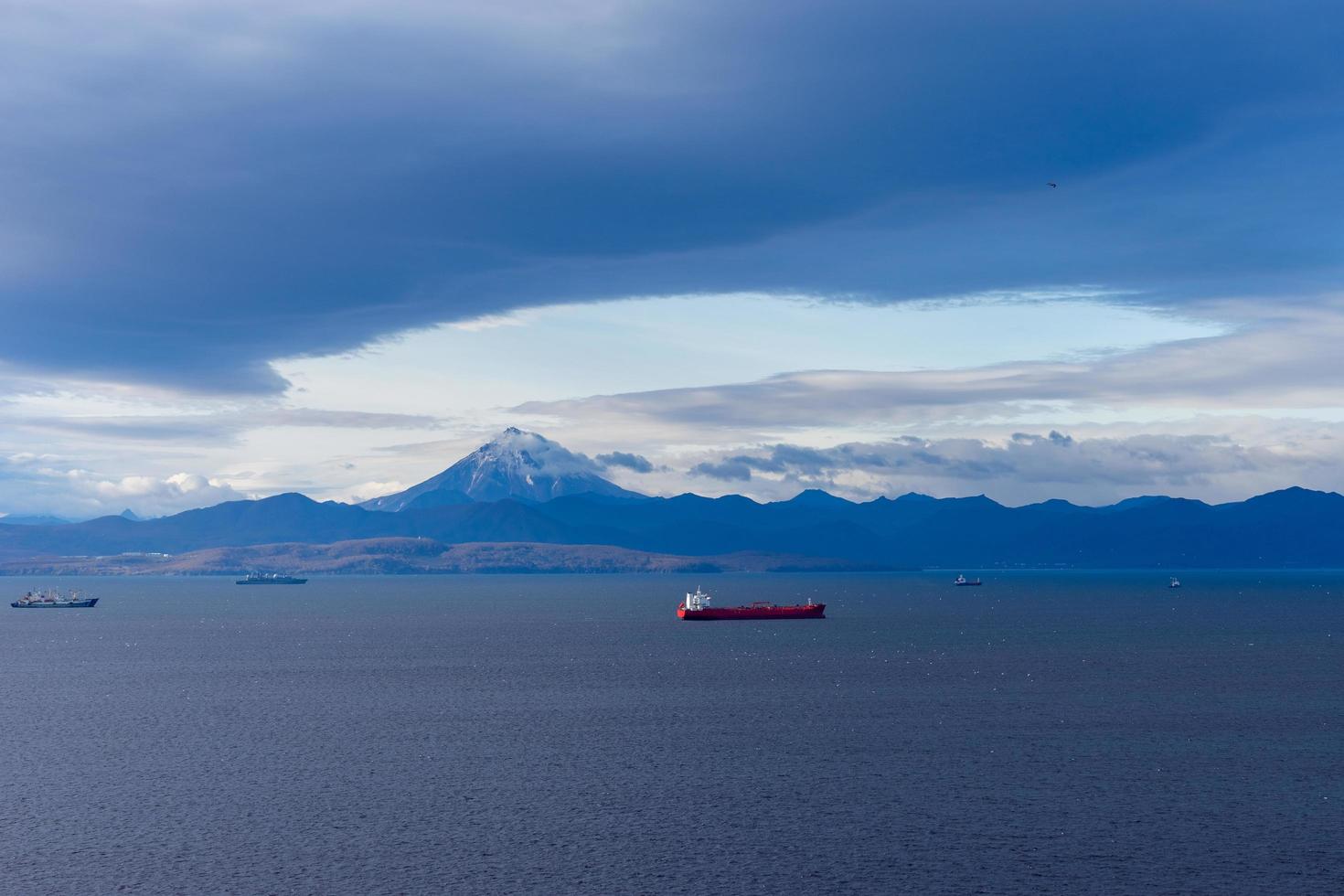 marien landschap met uitzicht op de baai van Avacha. petropavlovsk-kamchatsky, rusland foto