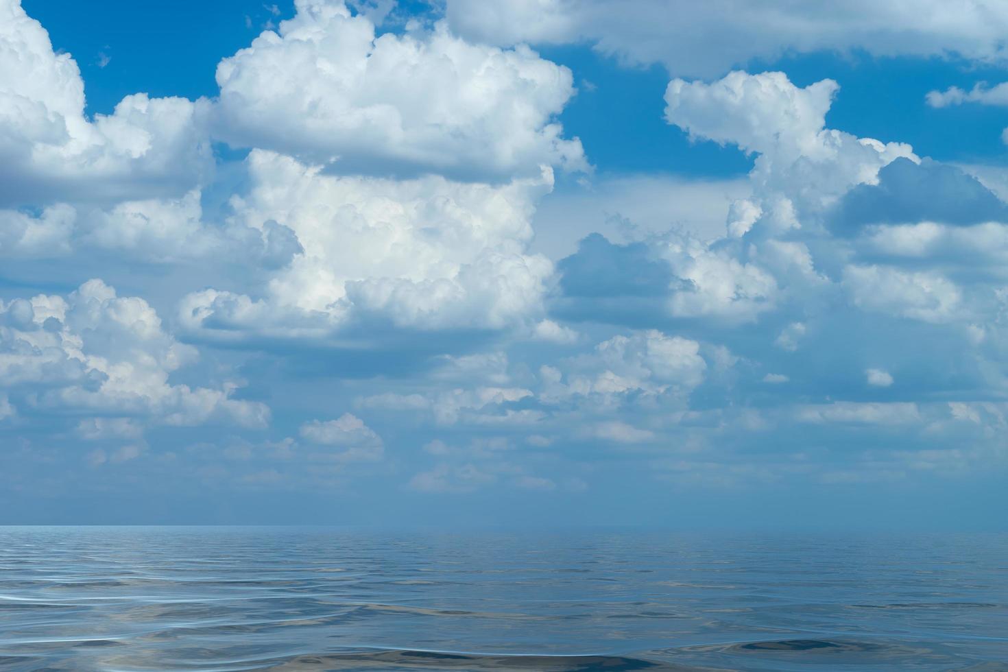 zeegezicht met mooie witte wolken foto