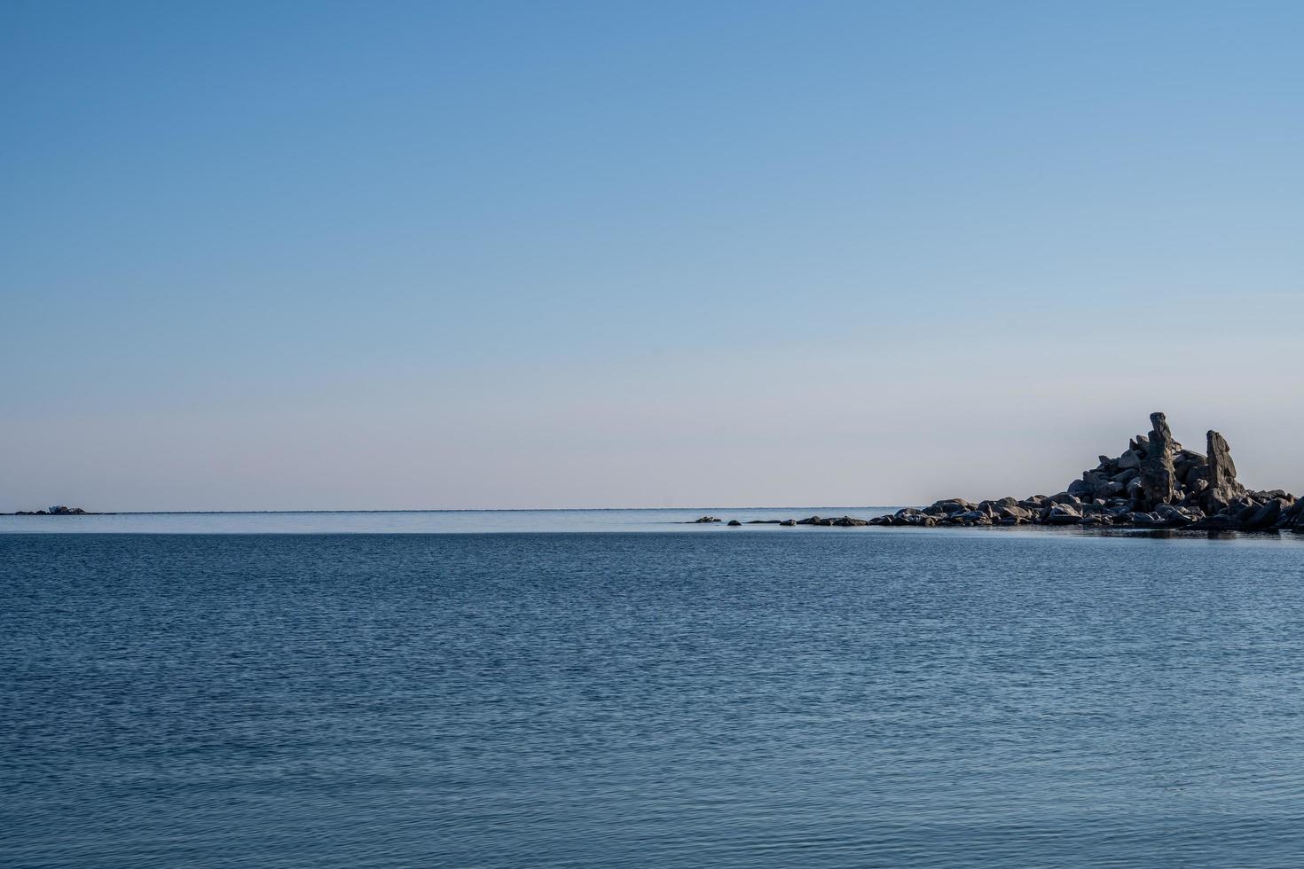 zeegezicht met prachtige rotsen in de baai foto