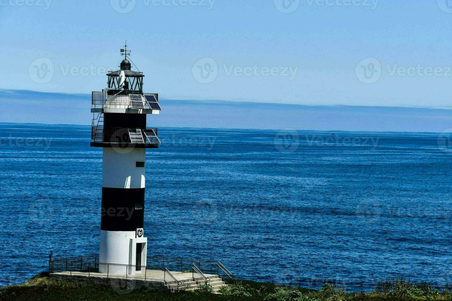 een vuurtoren door de zee foto