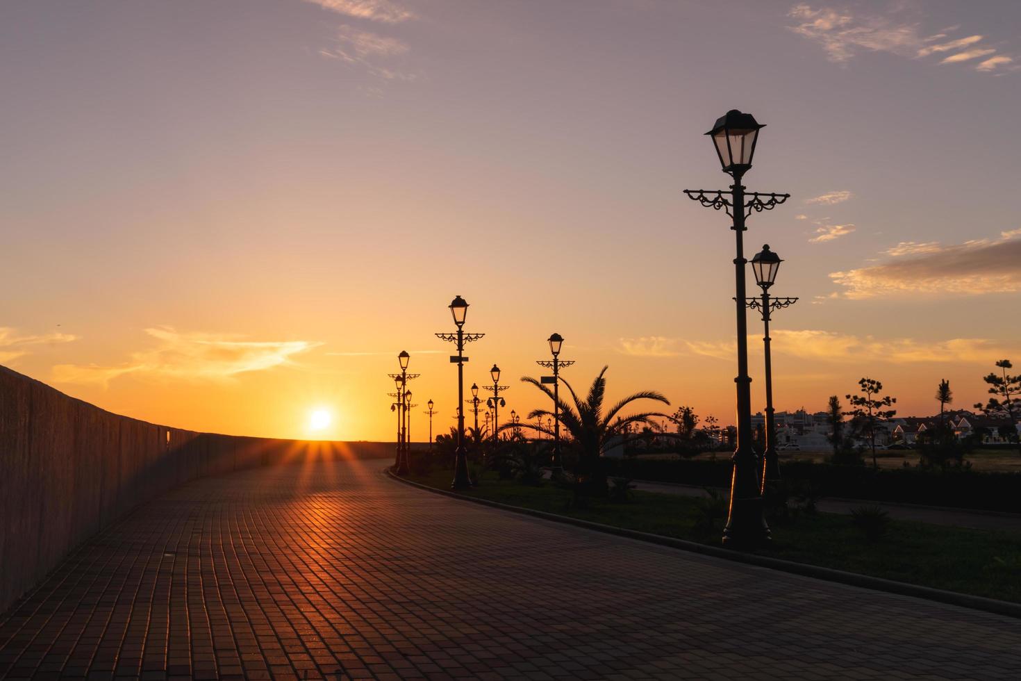 zonsondergang over de dijk van Adler. sochi, rusland foto