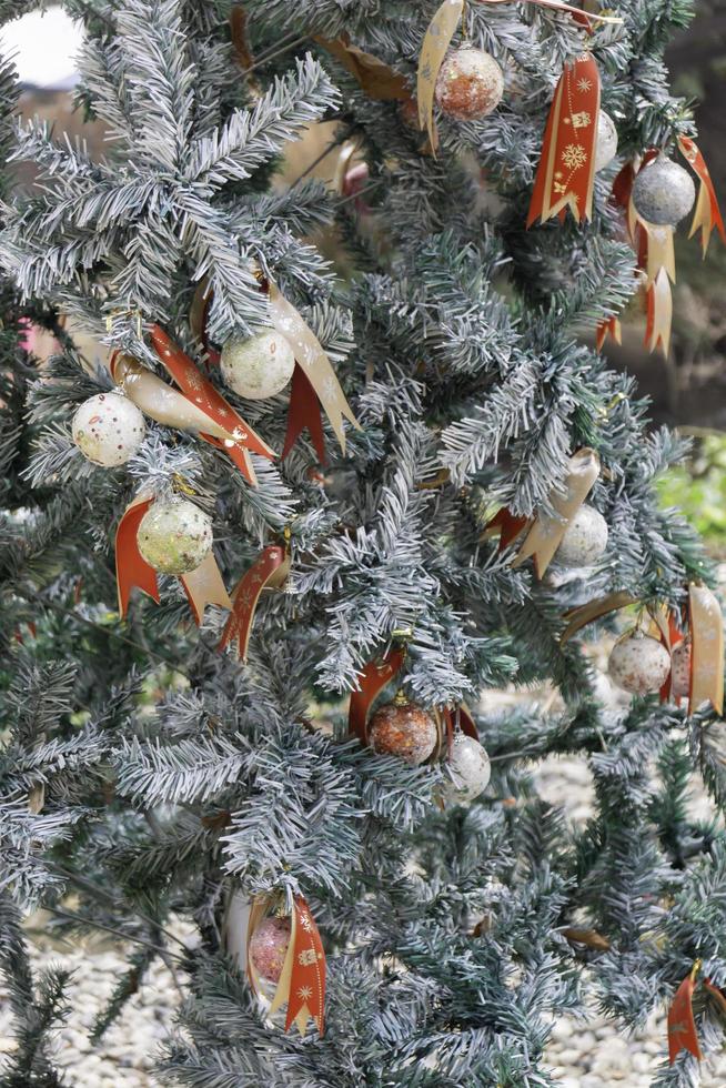 kerstboom gedurende de dag foto