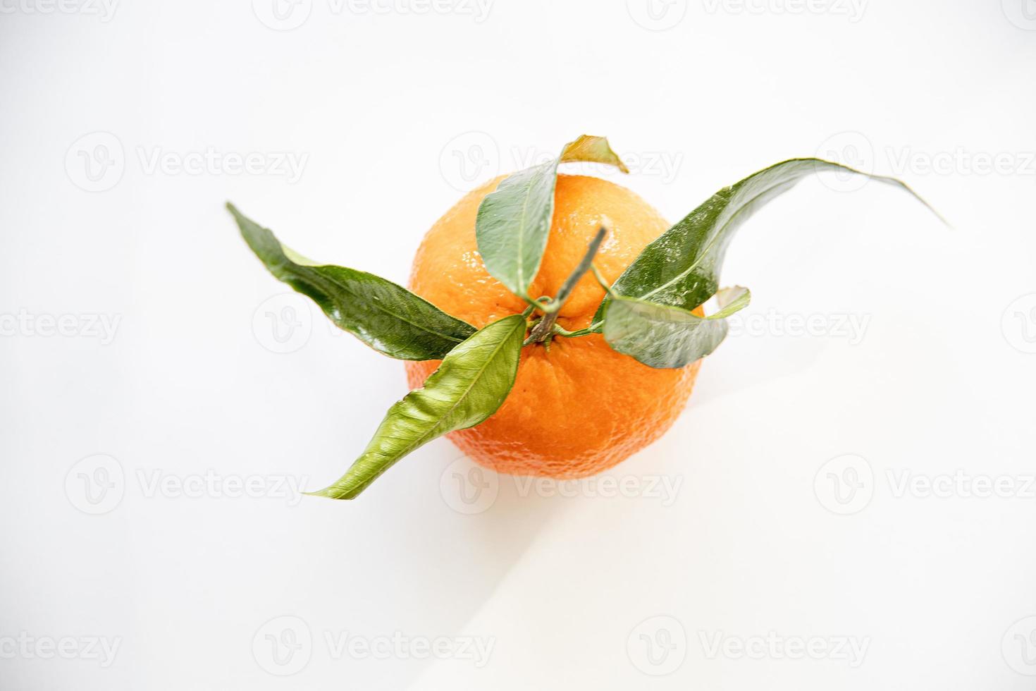 oranje mandarijn- Aan een wit achtergrond geïsoleerd met groen bladeren foto