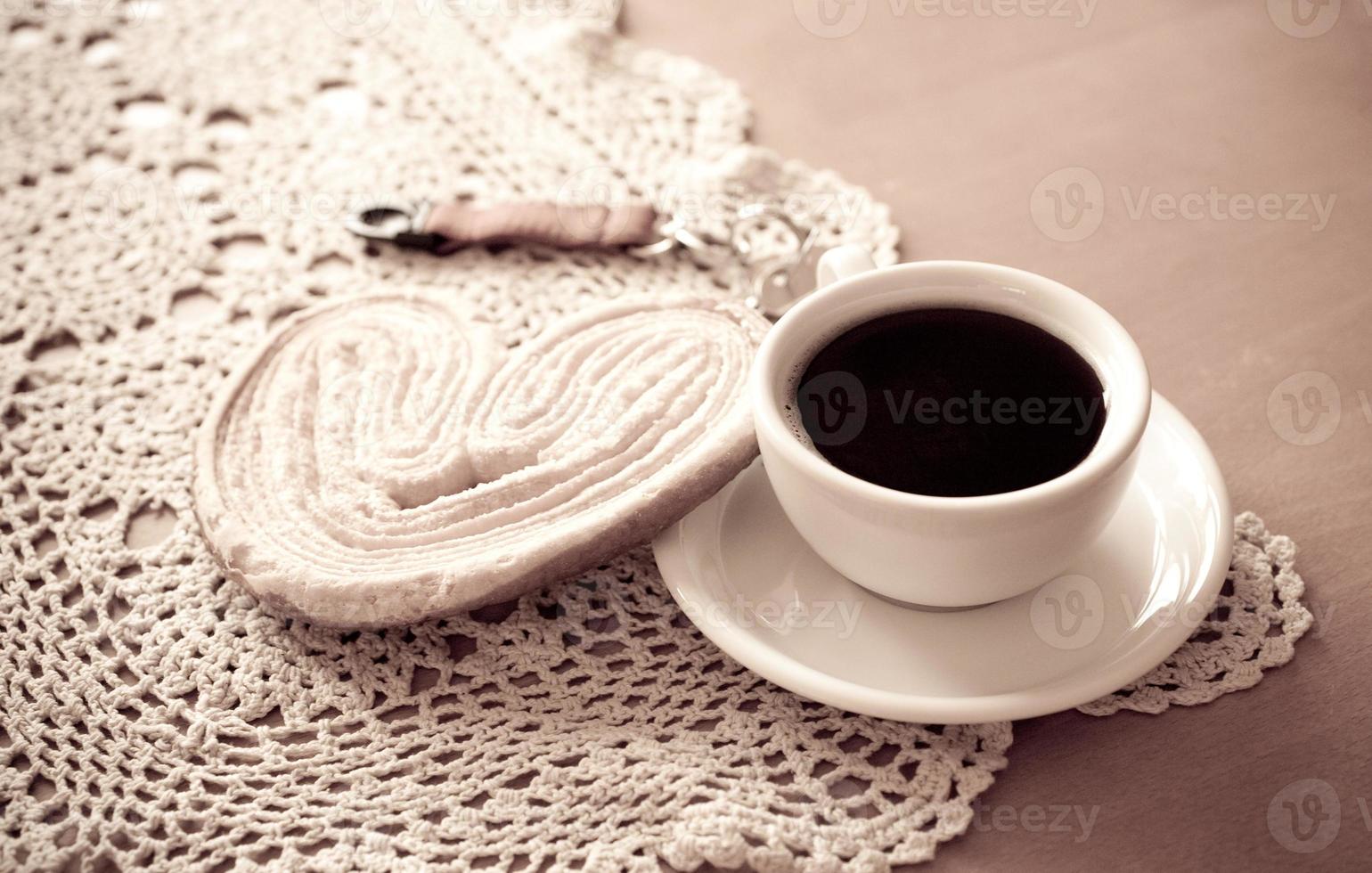 wit kop van zwart koffie en een zoet boterachtig koekje Aan de tafel foto
