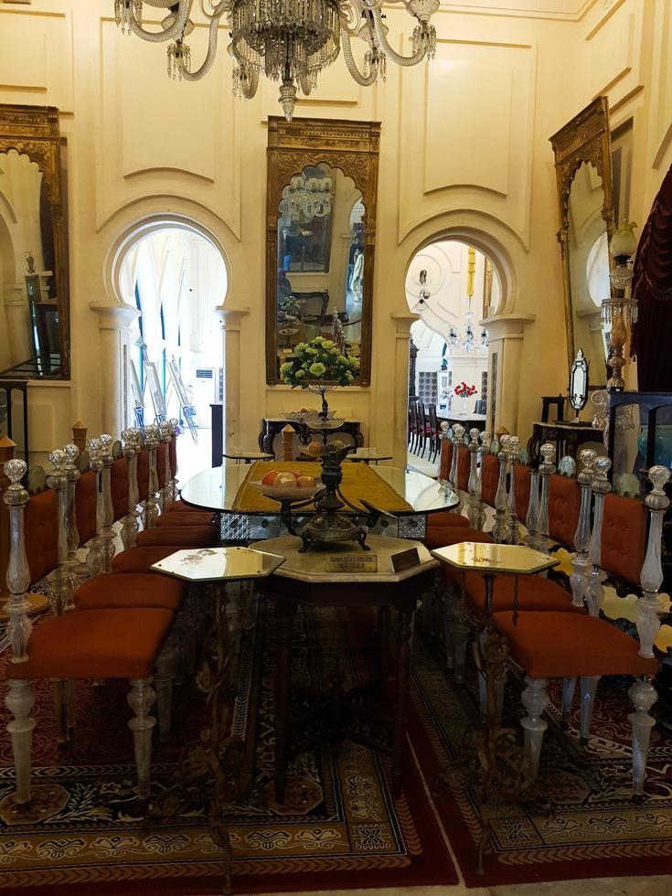 riau, Indonesië in september 2019. een kamer in de siak paleis museum is een luxueus dining kamer voor onderhoudend vereerd gasten. foto