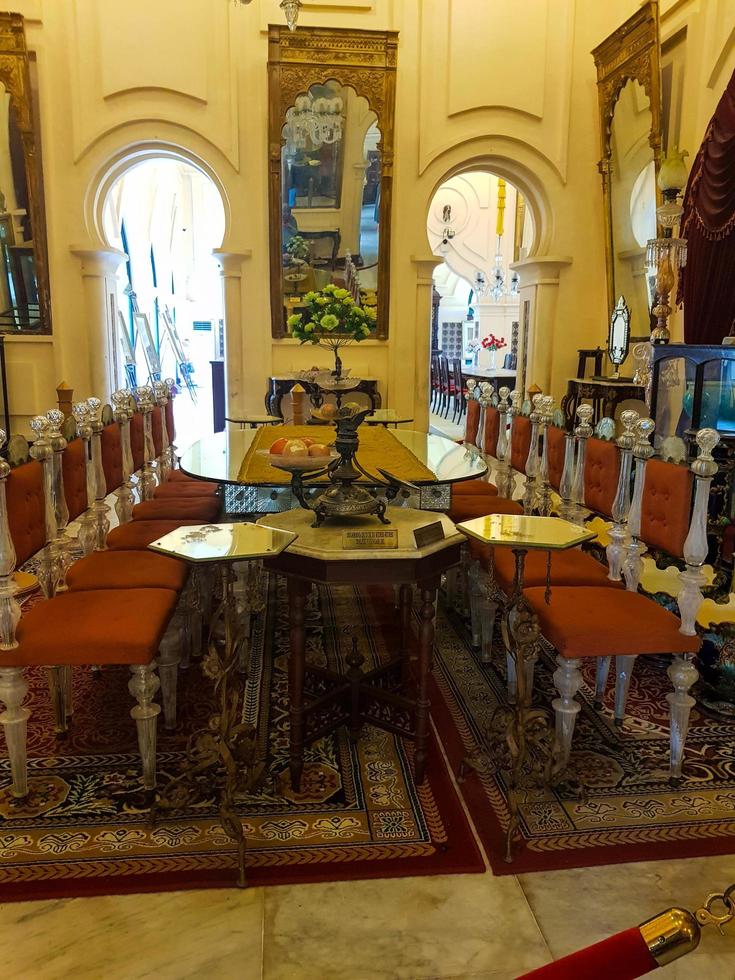 riau, Indonesië in september 2019. een kamer in de siak paleis museum is een luxueus dining kamer voor onderhoudend vereerd gasten. foto