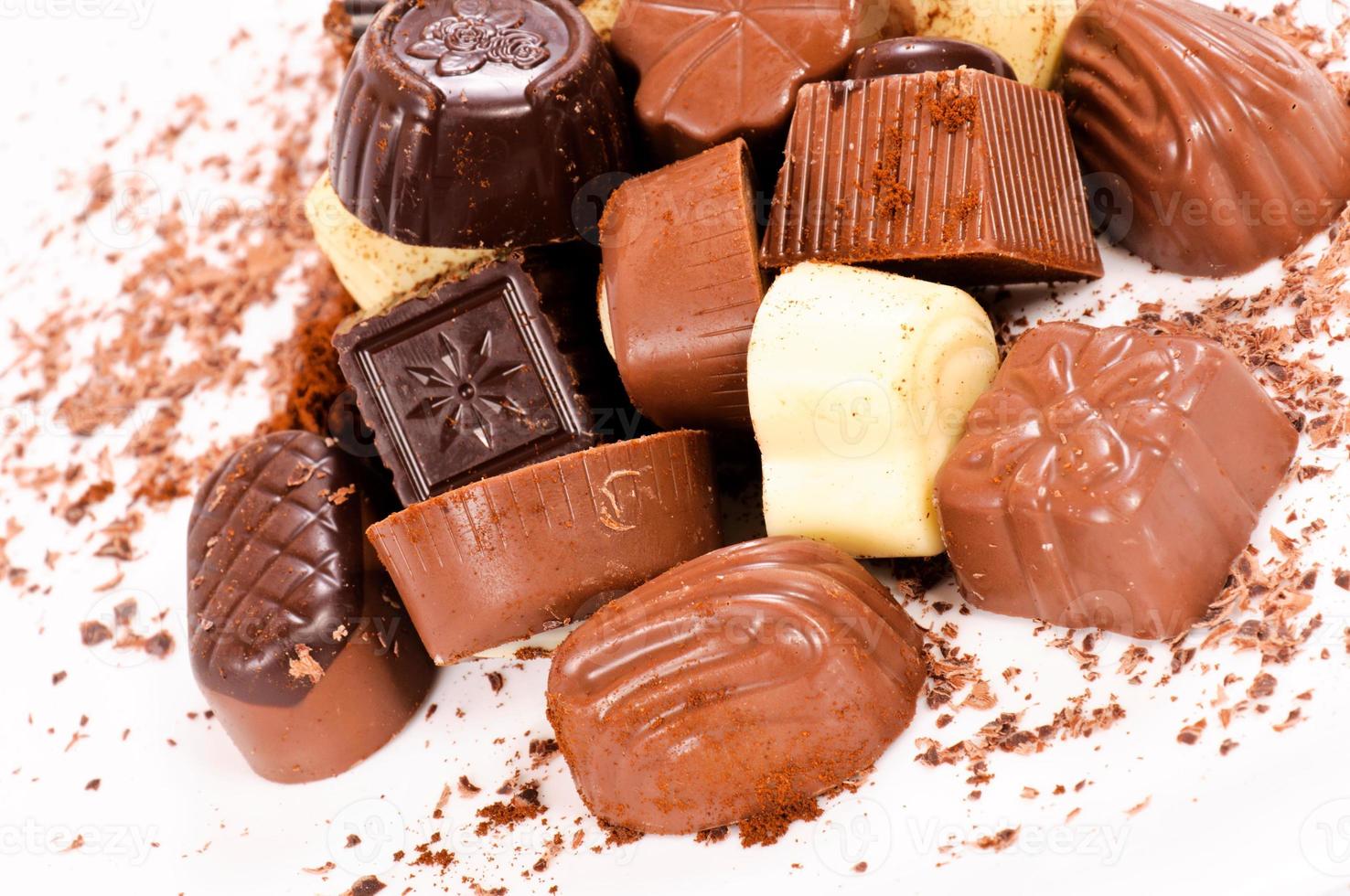chocola pralines Aan wit achtergrond foto