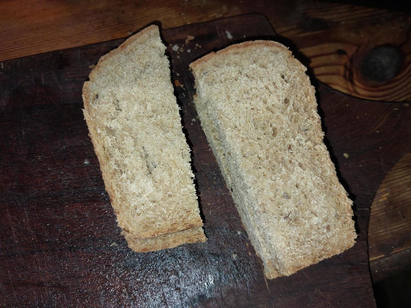 gesneden brood bakstenen Aan de tafel foto