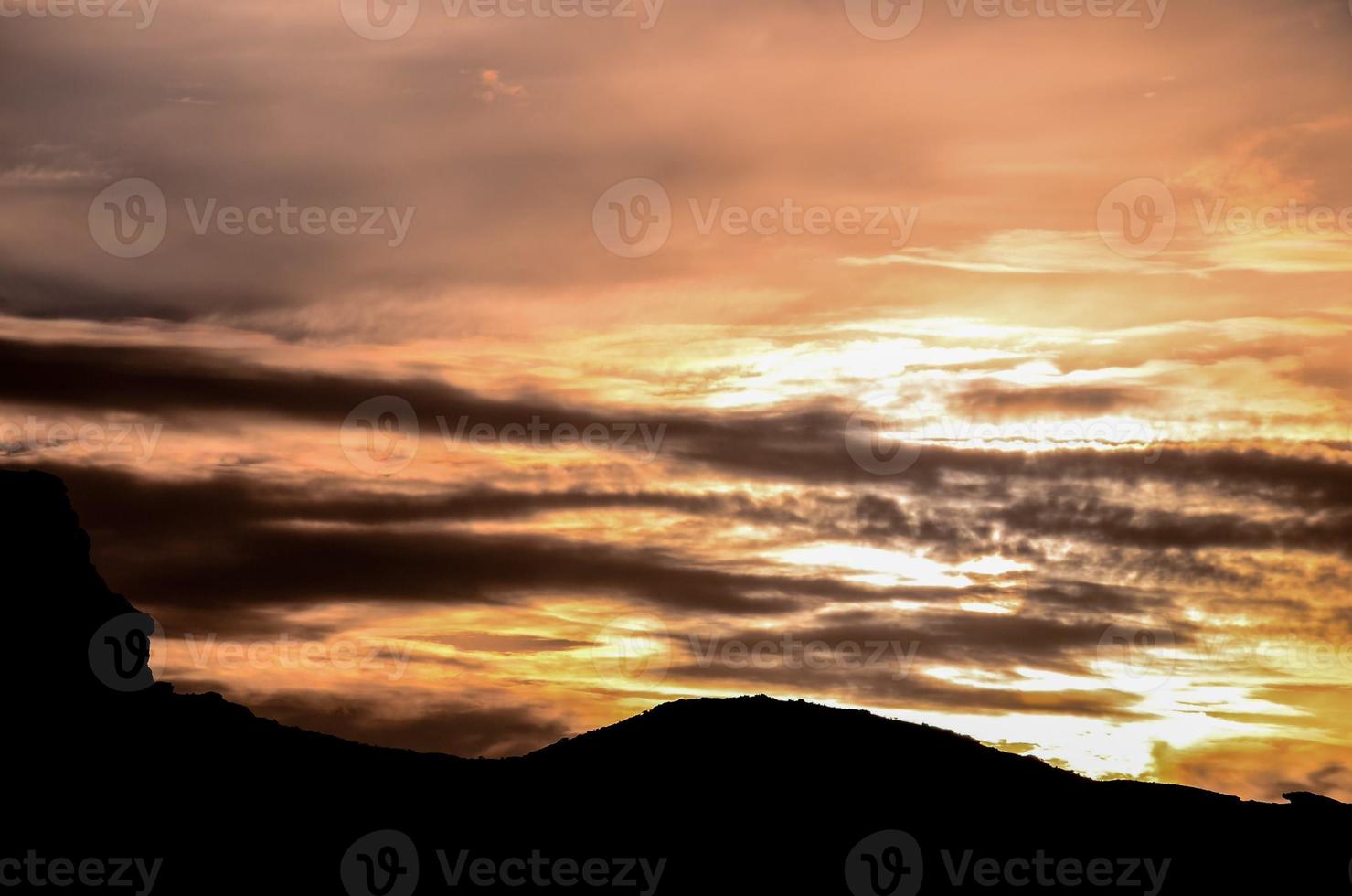 prachtig uitzicht op de zonsondergang foto