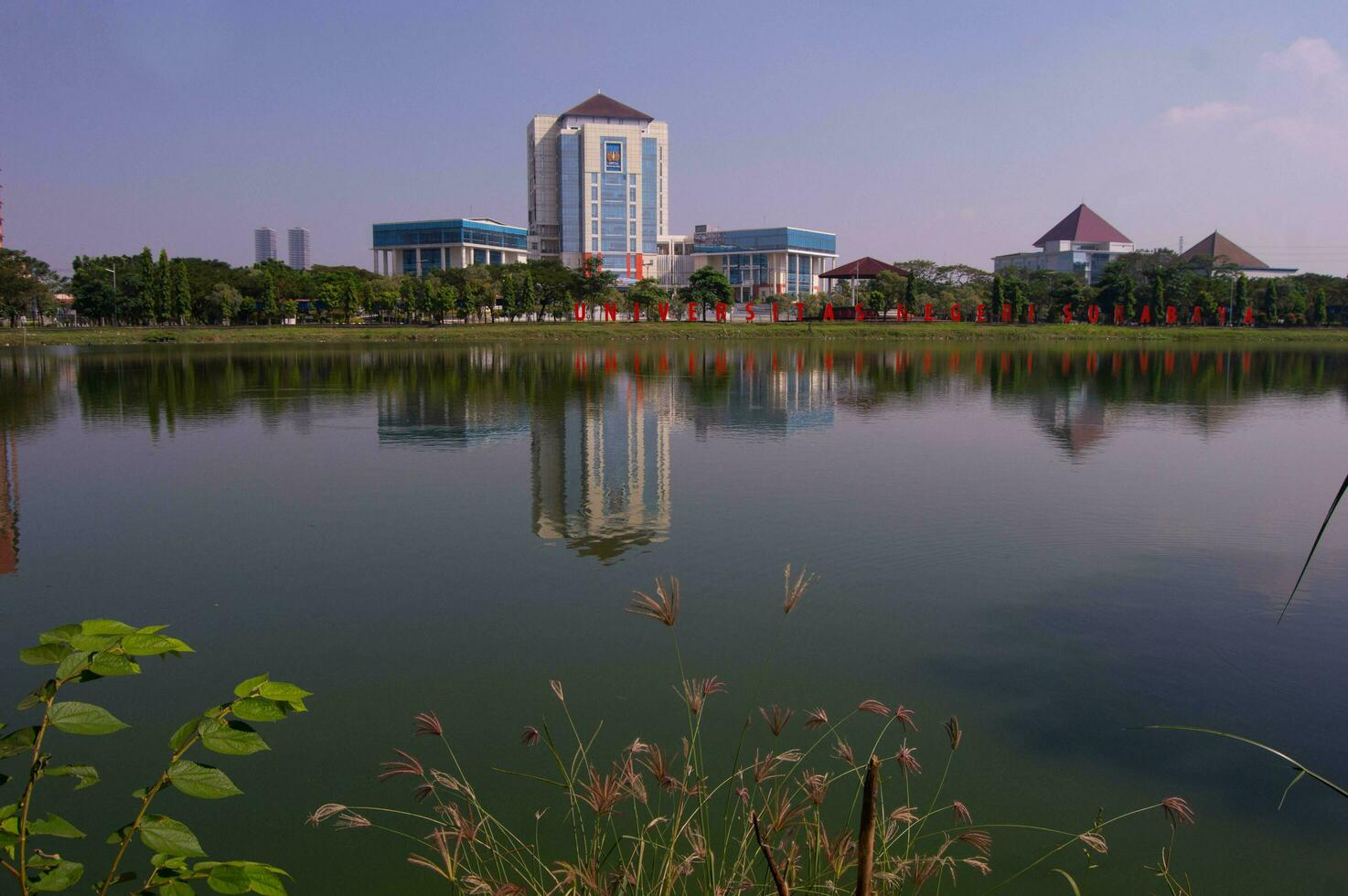 soera, Indonesië, juni 2022 - landschap van de unesa gebouw aan de overkant van de reservoir foto