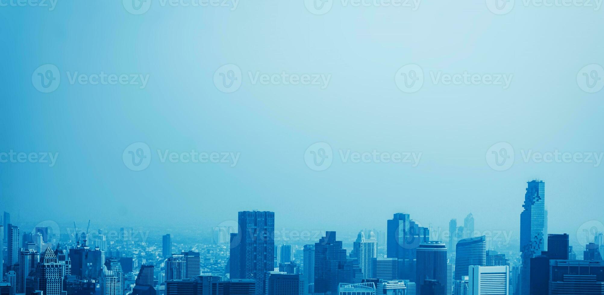 visie van wolkenkrabbers in de bedrijf wijk van de hoofdstad stad. Bangkok, Thailand. met kopiëren ruimte en tekst ontwerp voor bedrijf. foto