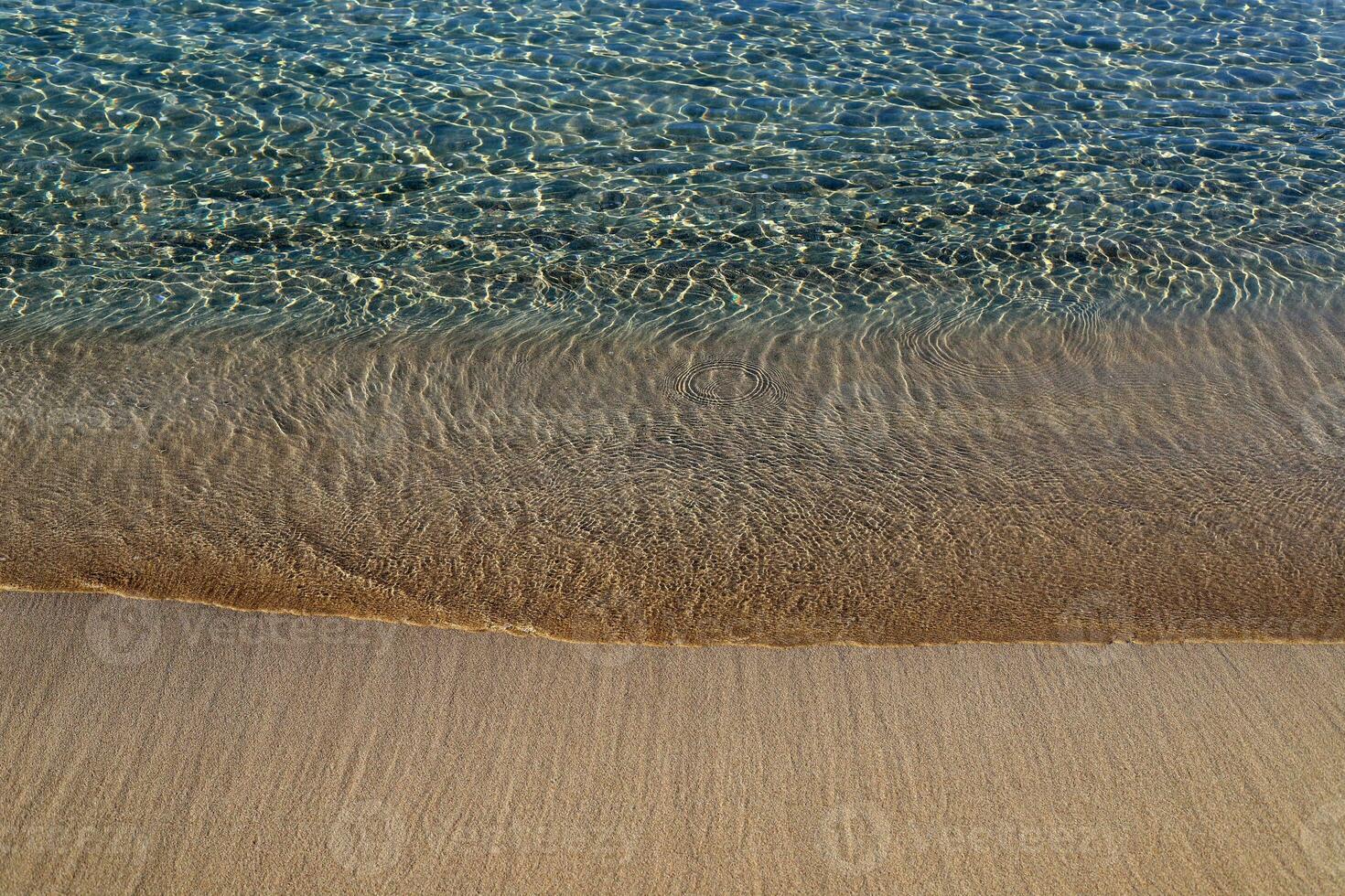 de kleur van zee water Aan de middellandse Zee kust. foto