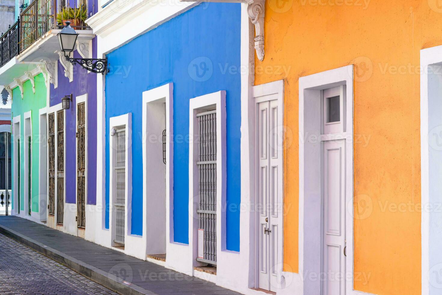 puerto rico kleurrijk koloniaal architectuur in historisch stad centrum foto