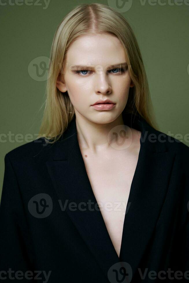 portret van een meisje in een zwart jasje poseren Aan een groen achtergrond in de studio. een concept voor marktplaatsen en kleding merken. foto