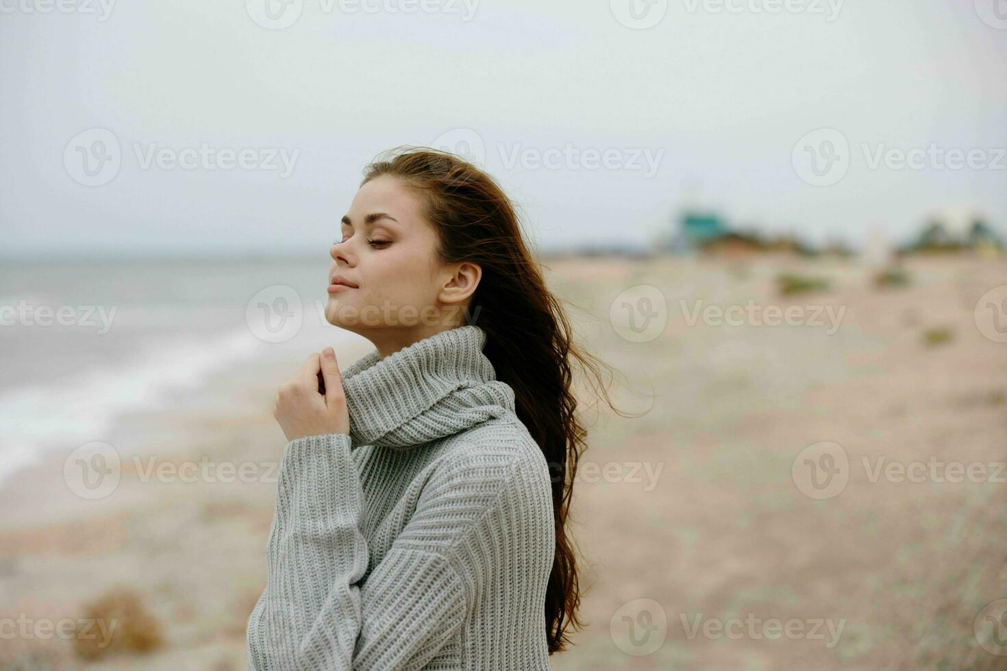 vrouw zand strand wandelen oceaan vrijheid reizen gelukkig vrouw ontspannende foto