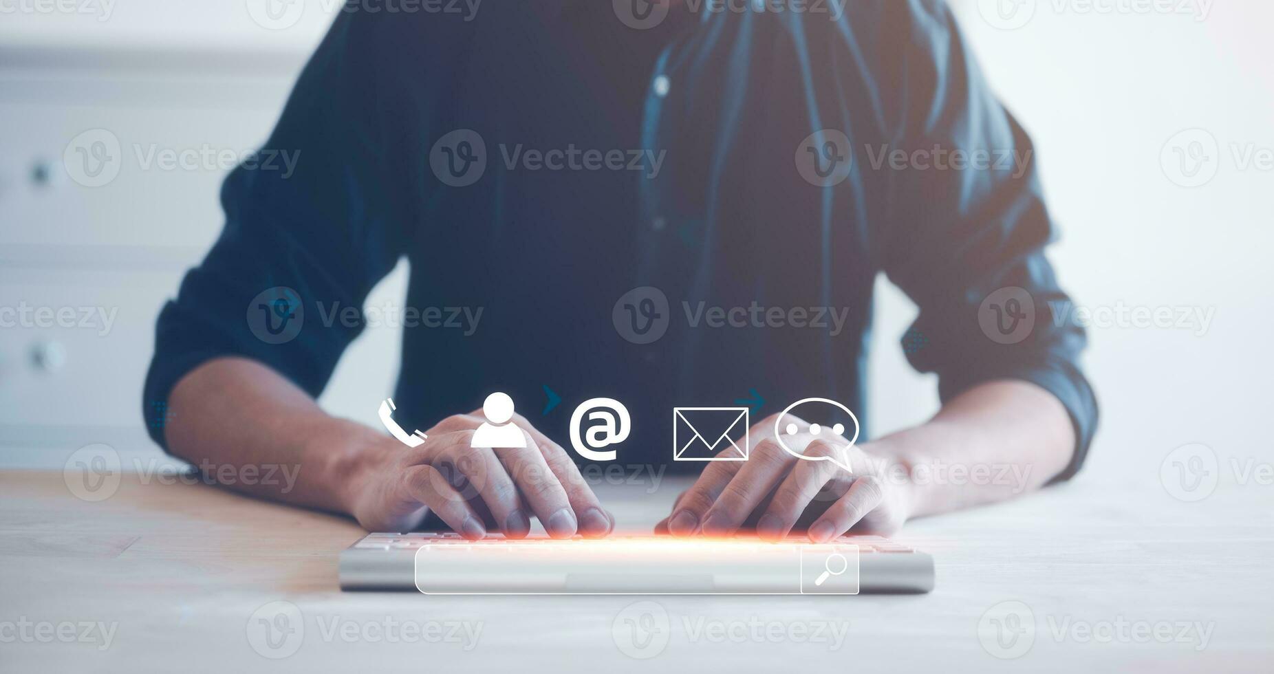 online communicatie informatie en technologie concept, zakenman typen Aan draadloze toetsenbord gebruik makend van zoeken motor, e-mail, telefoontje centrum steun, chatten, cliënt contact, afzet klant onderhoud foto