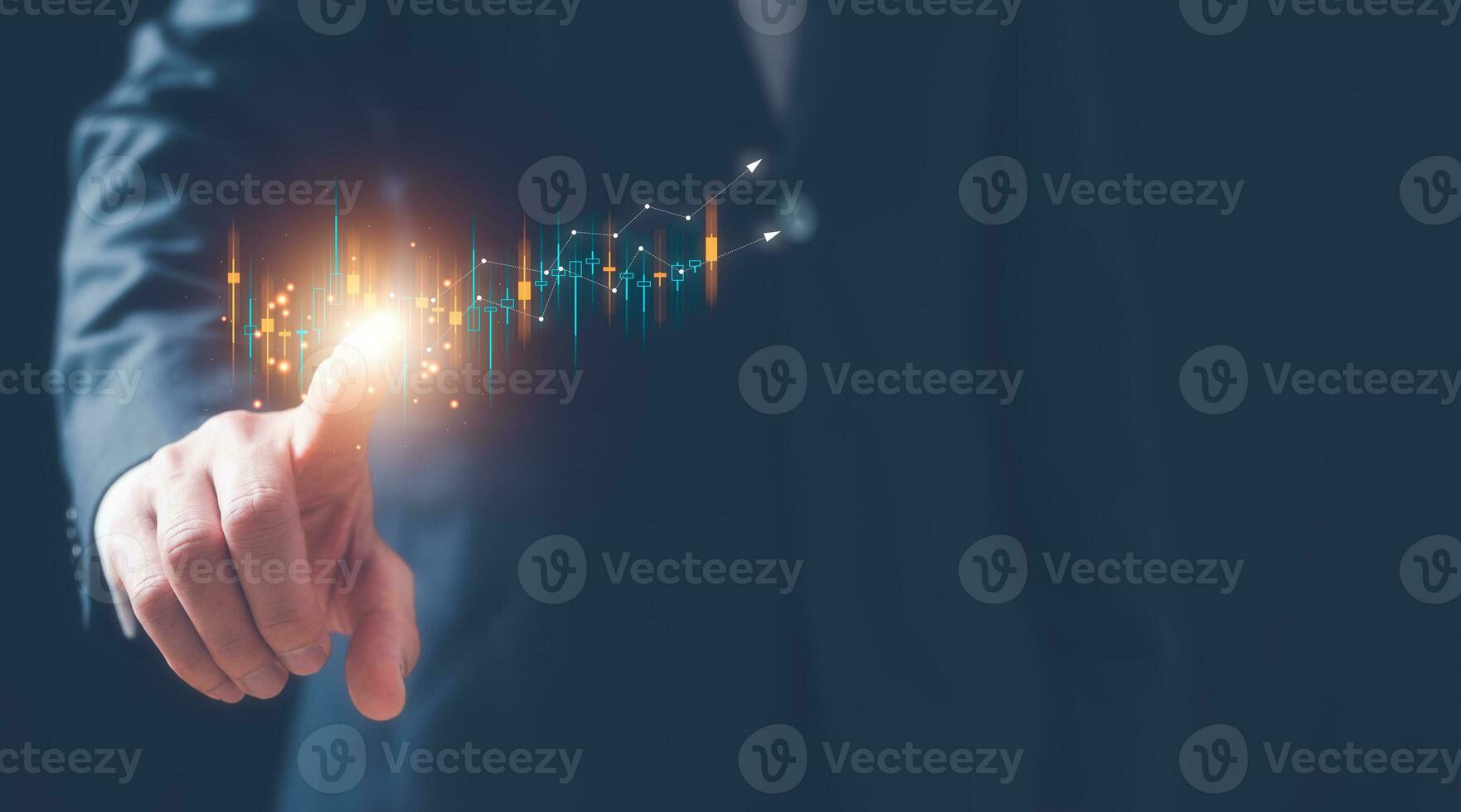 financieel en investering plan concept, zakenman richten Bij virtueel diagram en pijl in beweging omhoog, afzet bedrijf groei strategie foto