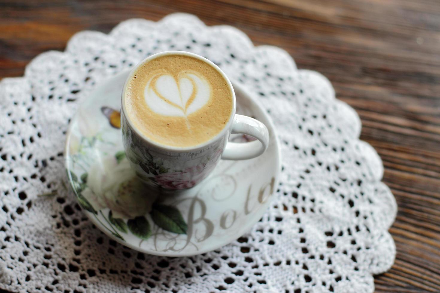 cappuccino op een tafel foto