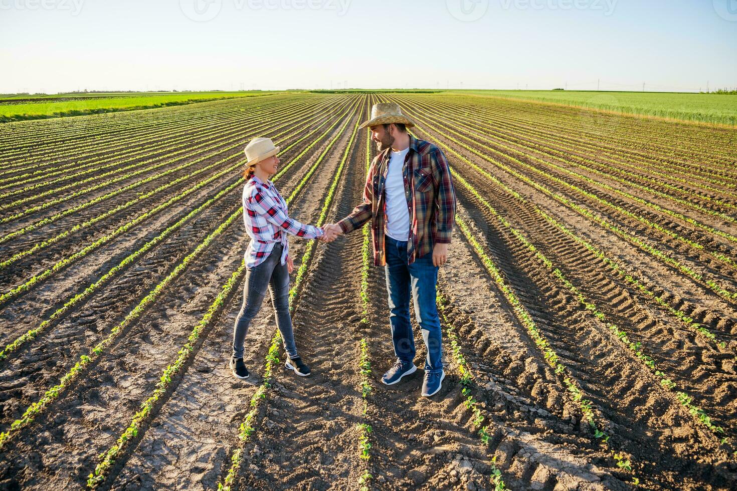 boer paar Aan hun land- en plantage foto