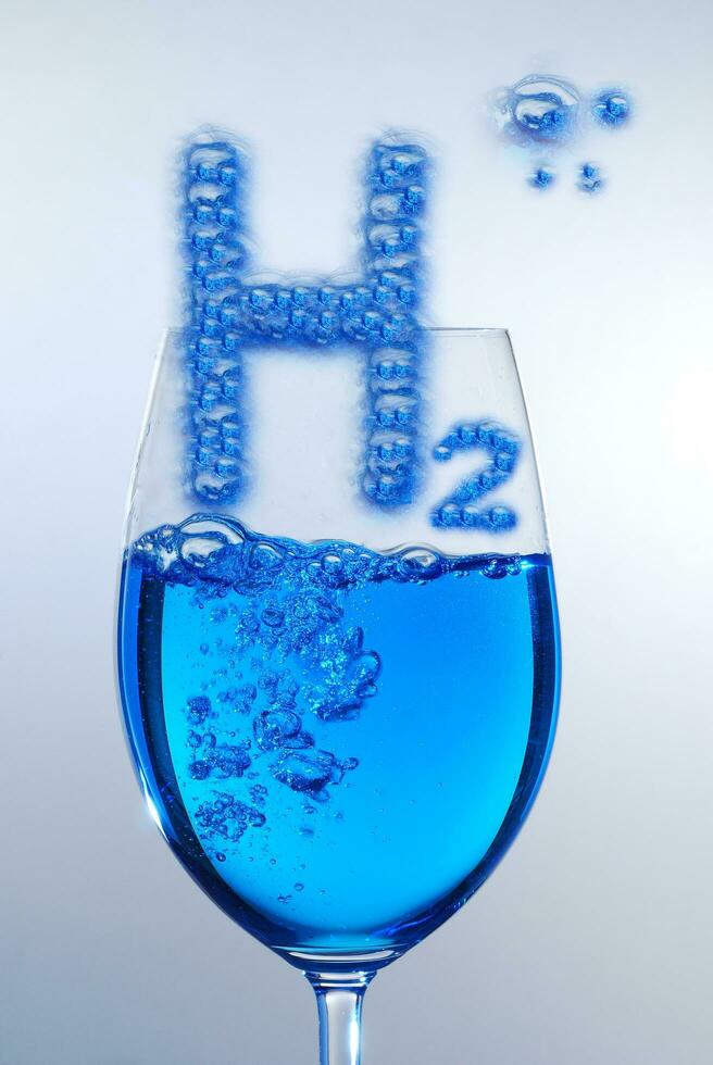 3d illustratie zuiver energie blauw h2 waterstof met bubbels en een glas en blauw vloeistof foto