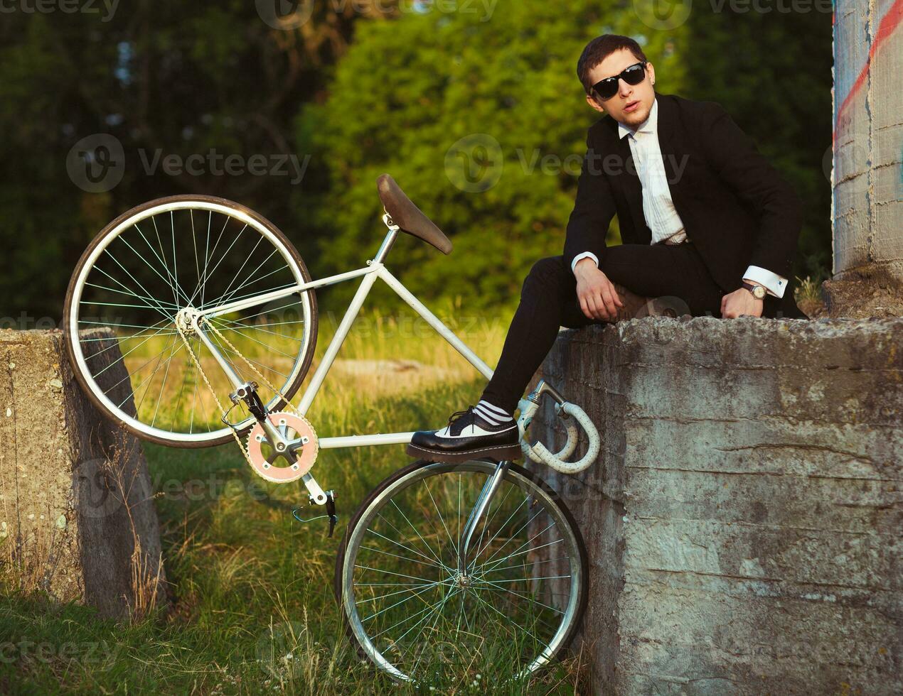 jong elegant vent met fiets buitenshuis foto