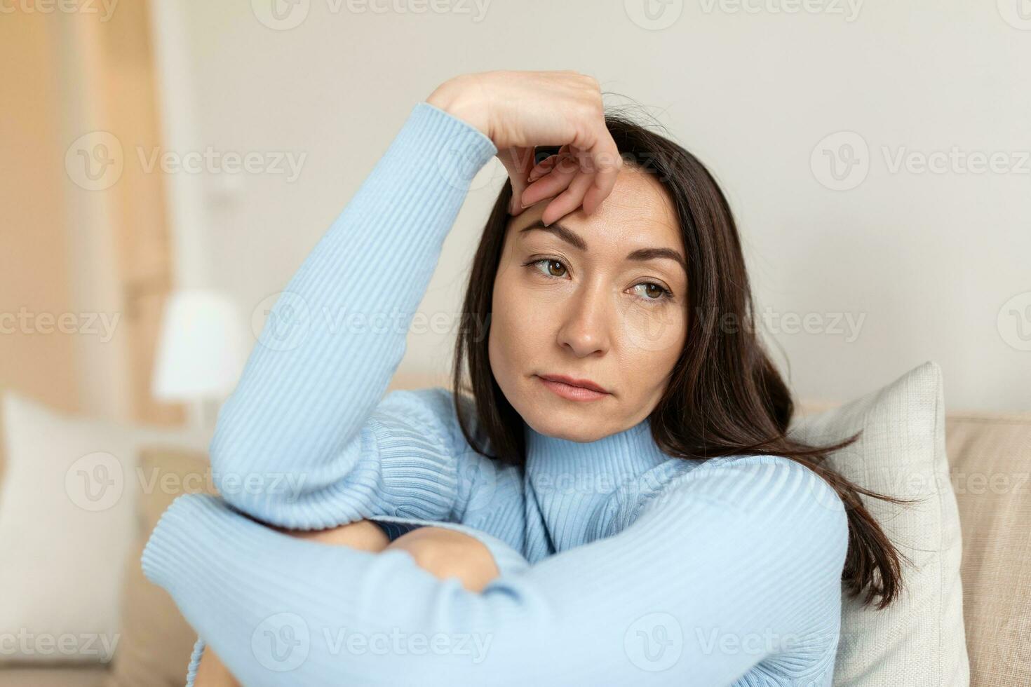 verdrietig depressief moe eenzaam gescheiden ziek moeder Aziatisch vrouw gevoel onwel, ongezond, lijden van midlife crisis Aan lockdown, sociaal afstand foto