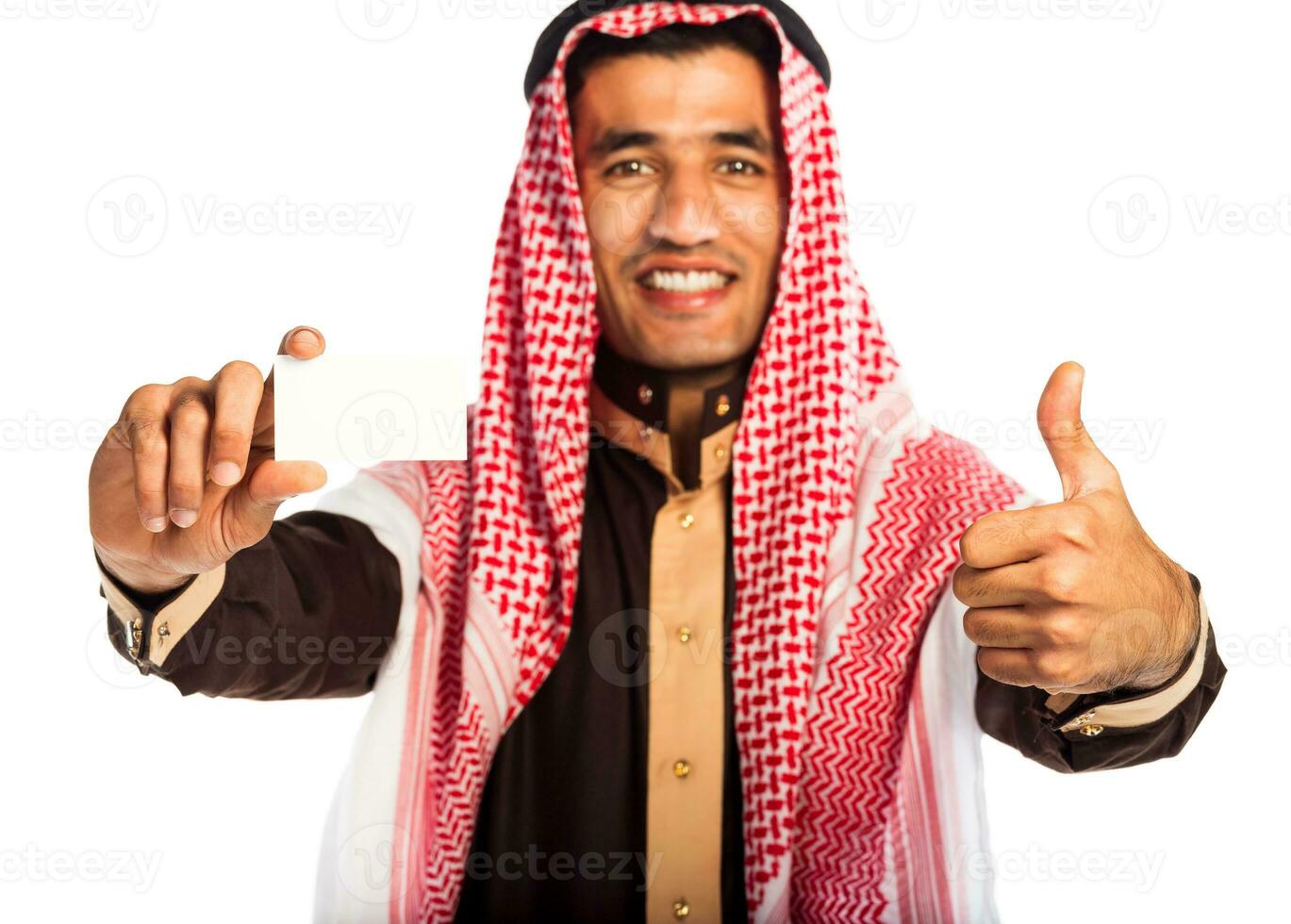 jong glimlachen Arabisch tonen bedrijf kaart in hand- geïsoleerd Aan wit foto